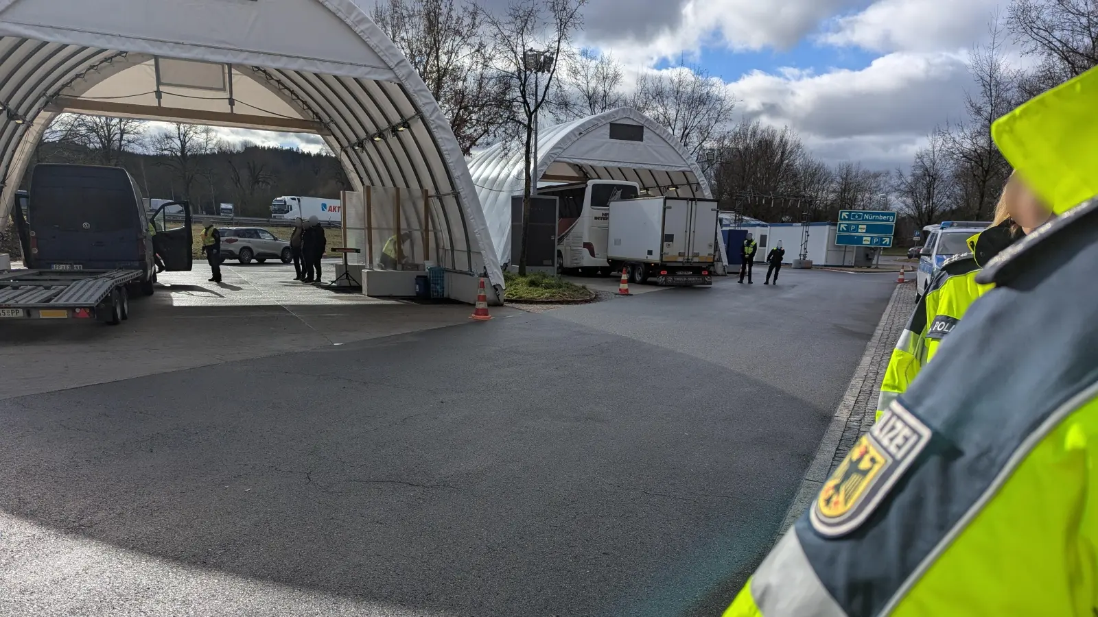 Die Bundespolizei hat bei Kontrollen an der A6 bei Waidhaus mehrere Personen an der Einreise gehindert. (Bild: Bundespolizei)