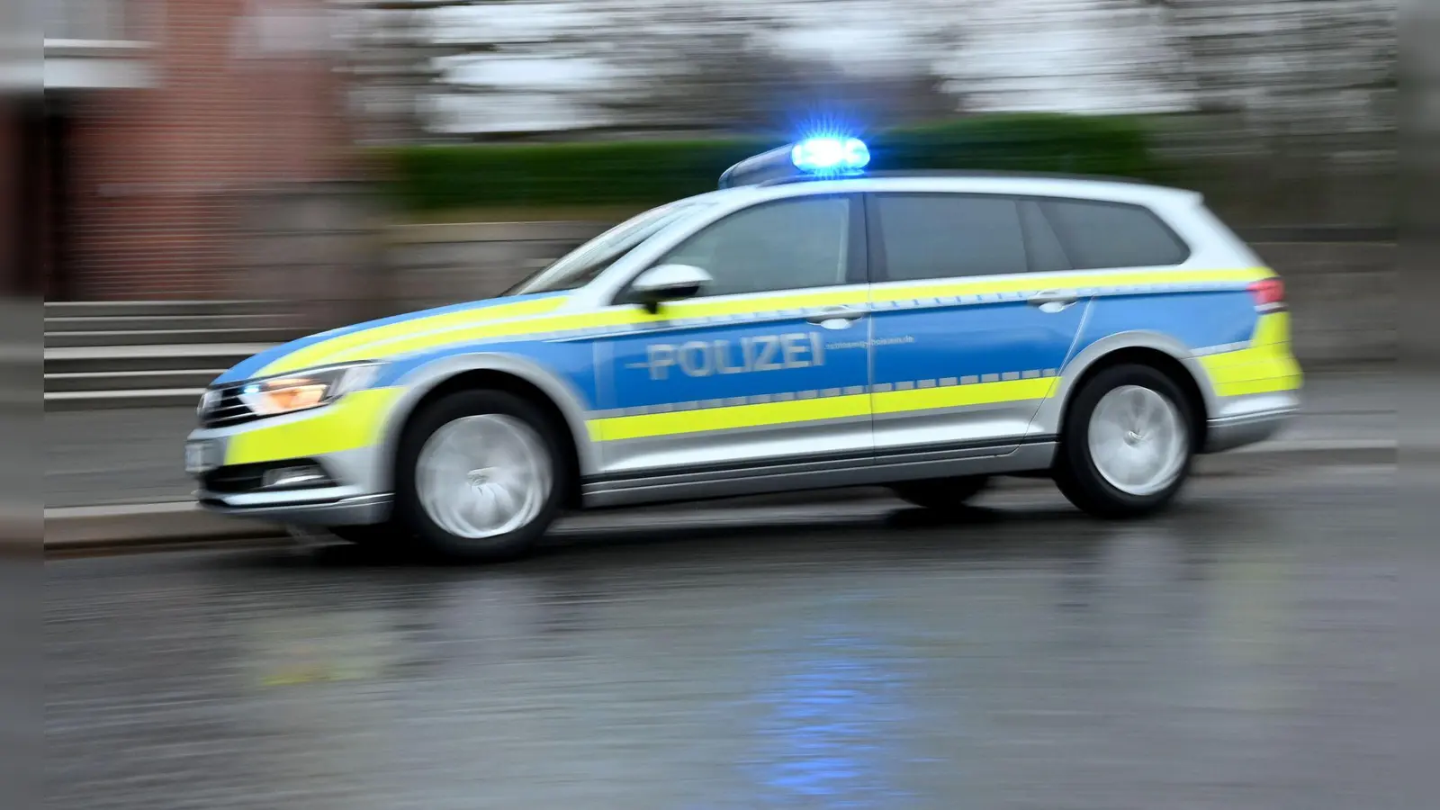 Ein 16-Jähriger wurde in Tirschenreuth Opfer eines versuchten Raubes. Die Weidener Kriminalpolizei ermittelt.  (Symbolbild: Carsten Rehder/dpa)