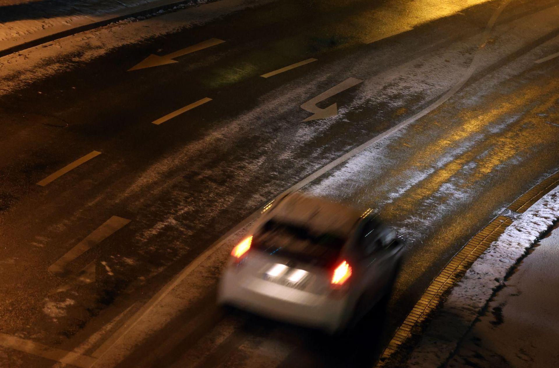 Am Wochenende ereigneten sich in Weiden drei witterungsbedingte Unfälle. Die Polizei betont die Wichtigkeit von Winterreifen. (Symbolbild: Karl-Josef Hildenbrand/dpa)