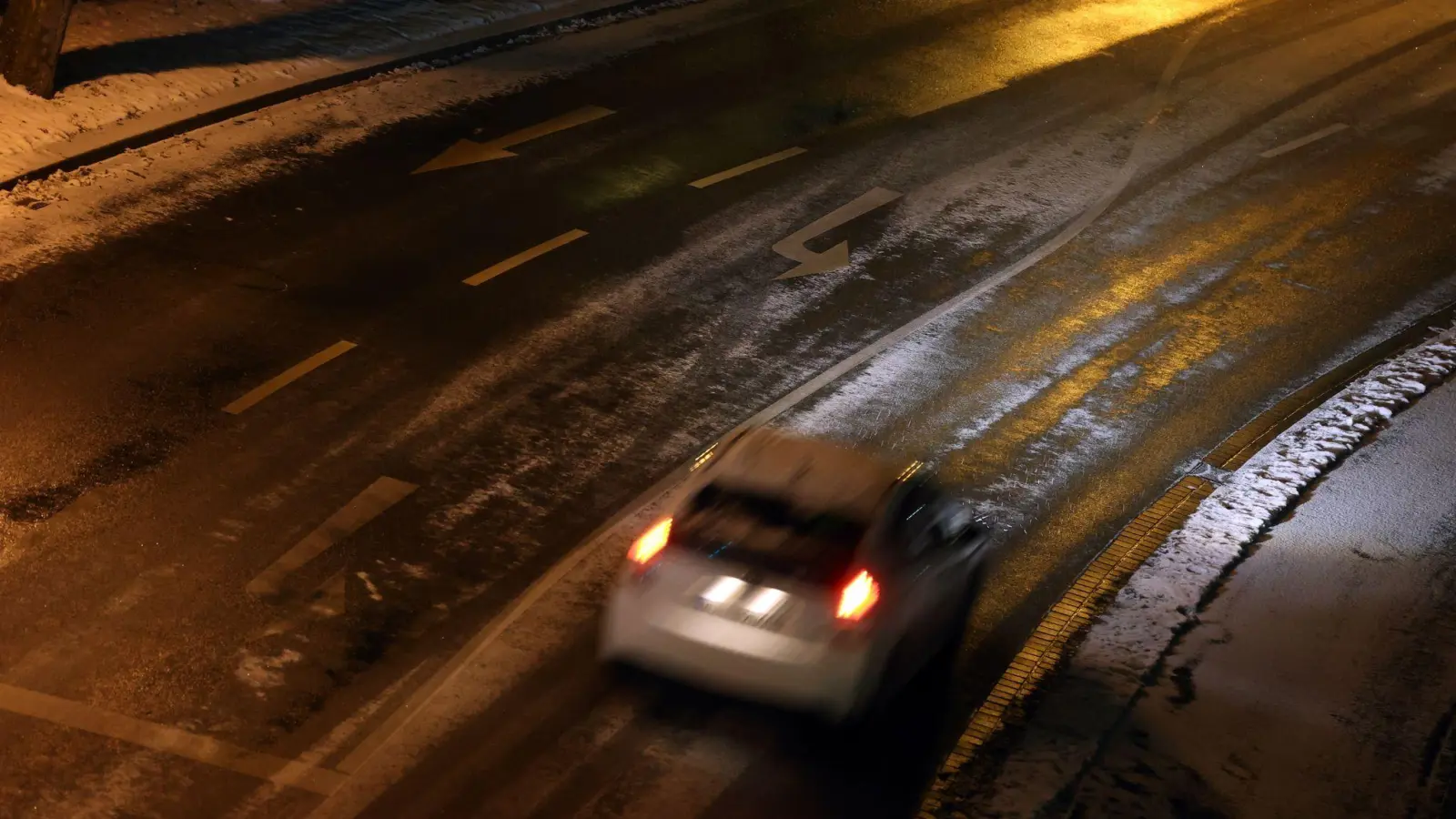 Am Wochenende ereigneten sich in Weiden drei witterungsbedingte Unfälle. Die Polizei betont die Wichtigkeit von Winterreifen. (Symbolbild: Karl-Josef Hildenbrand/dpa)