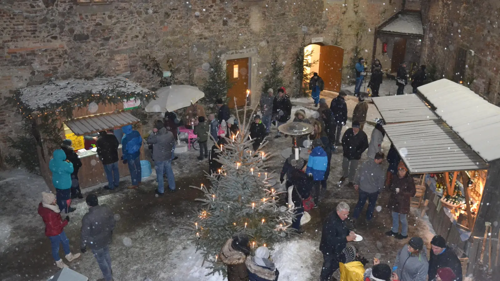 So einen weißen Weihnachtsmarkt wie vor einigen Jahren wünschen sich die Veranstalter wieder am 2. Advent im Schloss Burgtreswitz. (Archivbild: gi)