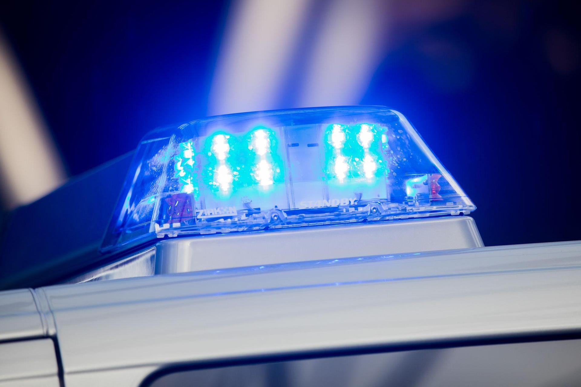 Ein weißer Lkw touchiert auf der Kreisstraße NEW 43 bei Obertreinreuth einen anderen Lkw und flüchtet. Polizei sucht Zeugen. (Symbolbild: Rolf Vennenbernd/dpa)