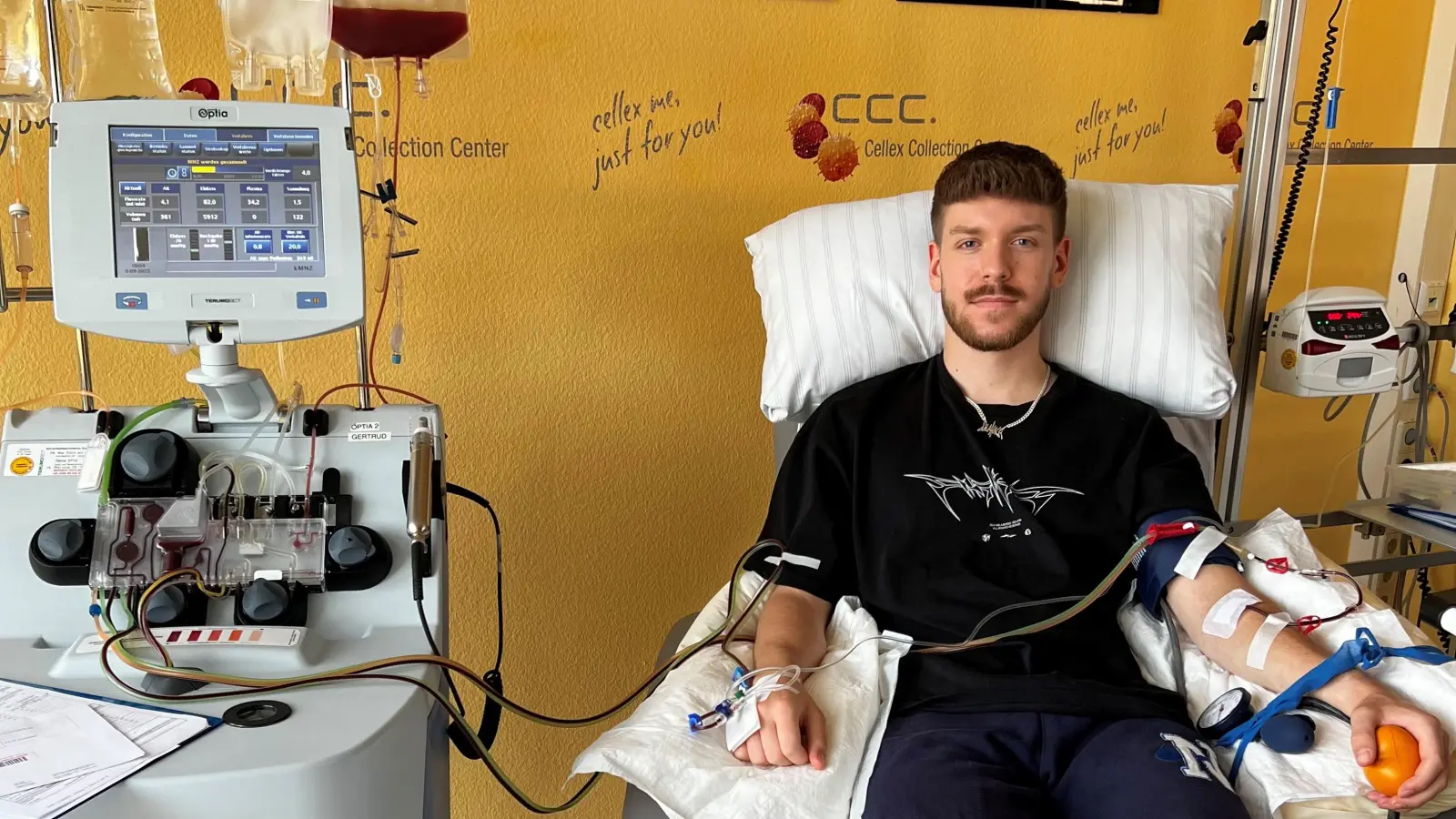 Der Vohenstraußer Julian Striegl spendete bei der DKMS in Dresden Stammzellen.  (Bild: Julian Striegl)