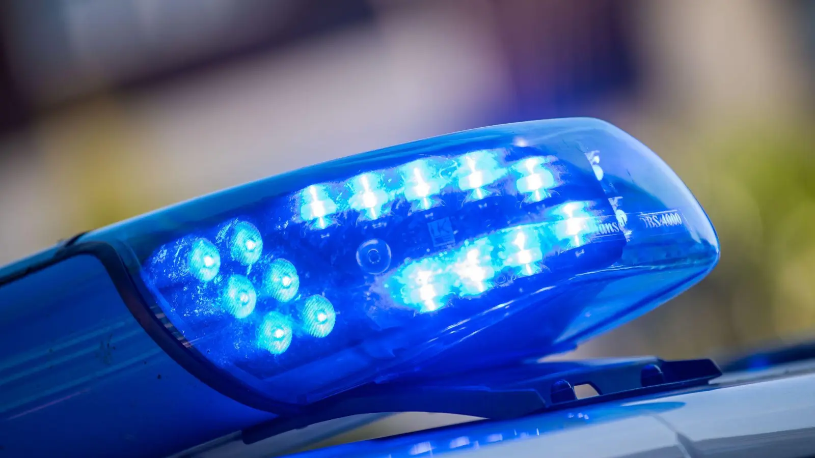 Bei einem Feuerwehrfest in Stulln ist einem 20-Jährigen die Geldbörse gestohlen worden. Die Polizei sucht Zeugen. (Symbolbild: Lino Mirgeler/dpa)