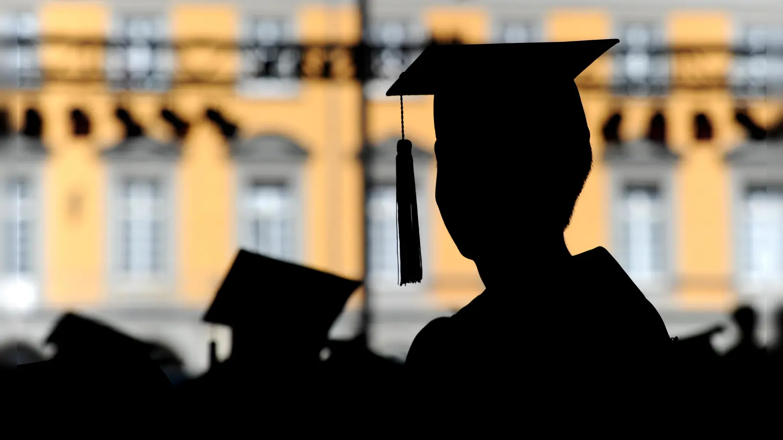 Bisher besaßen in Bayern nur Universitäten ein Promotionsrecht. Durch ein neues Gesetz können sich auch technische Hochschulen für das Recht, einen Doktortitel zu vergeben, bewerben.  (Symbolbild: Fabian Stratenschulte/dpa)
