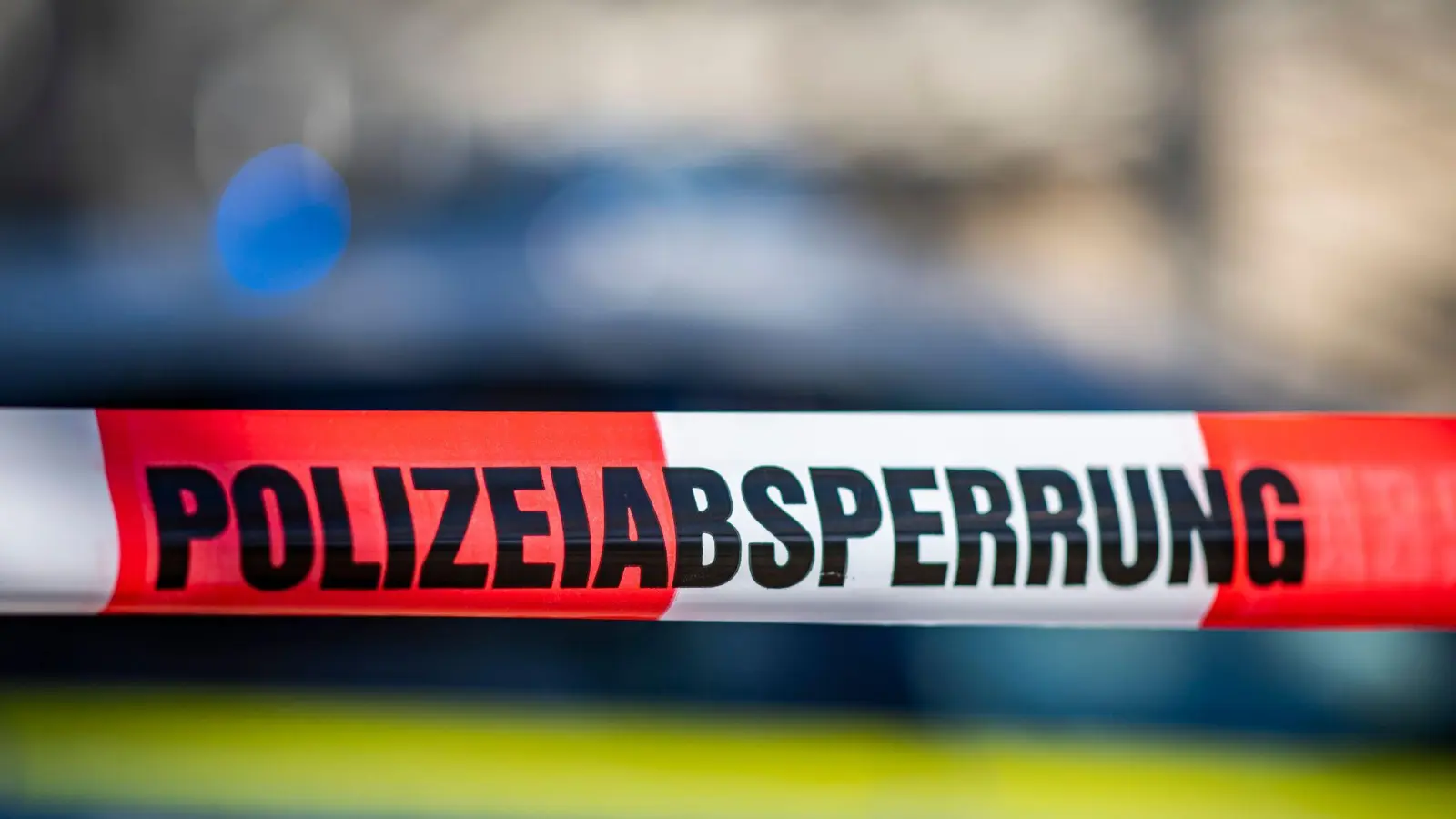 Nach einer Bombendrohung sperrt die Polizei in Erlangen ein Gymnasium. (Symbolbild: David Inderlied /dpa /Illustration)