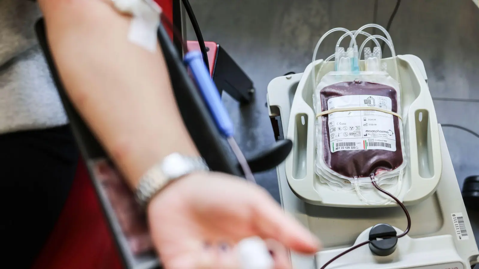 Blutspenden können Leben retten. Daran wird am Blutspendetag erinnert. (Bild: Oliver Berg/dpa)