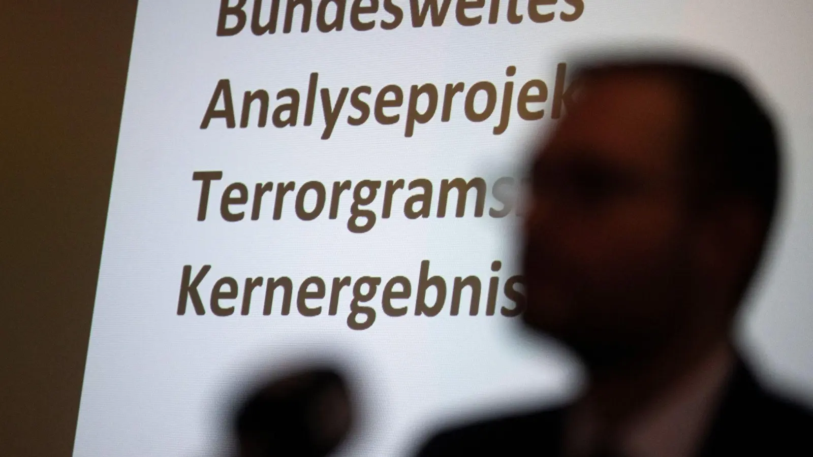 Ziel von „Terrorgram“ ist es, mit Gewalt Chaos auszulösen und die gesellschaftliche Ordnung zum Einsturz zu bringen. (Bild: Marijan Murat/dpa)