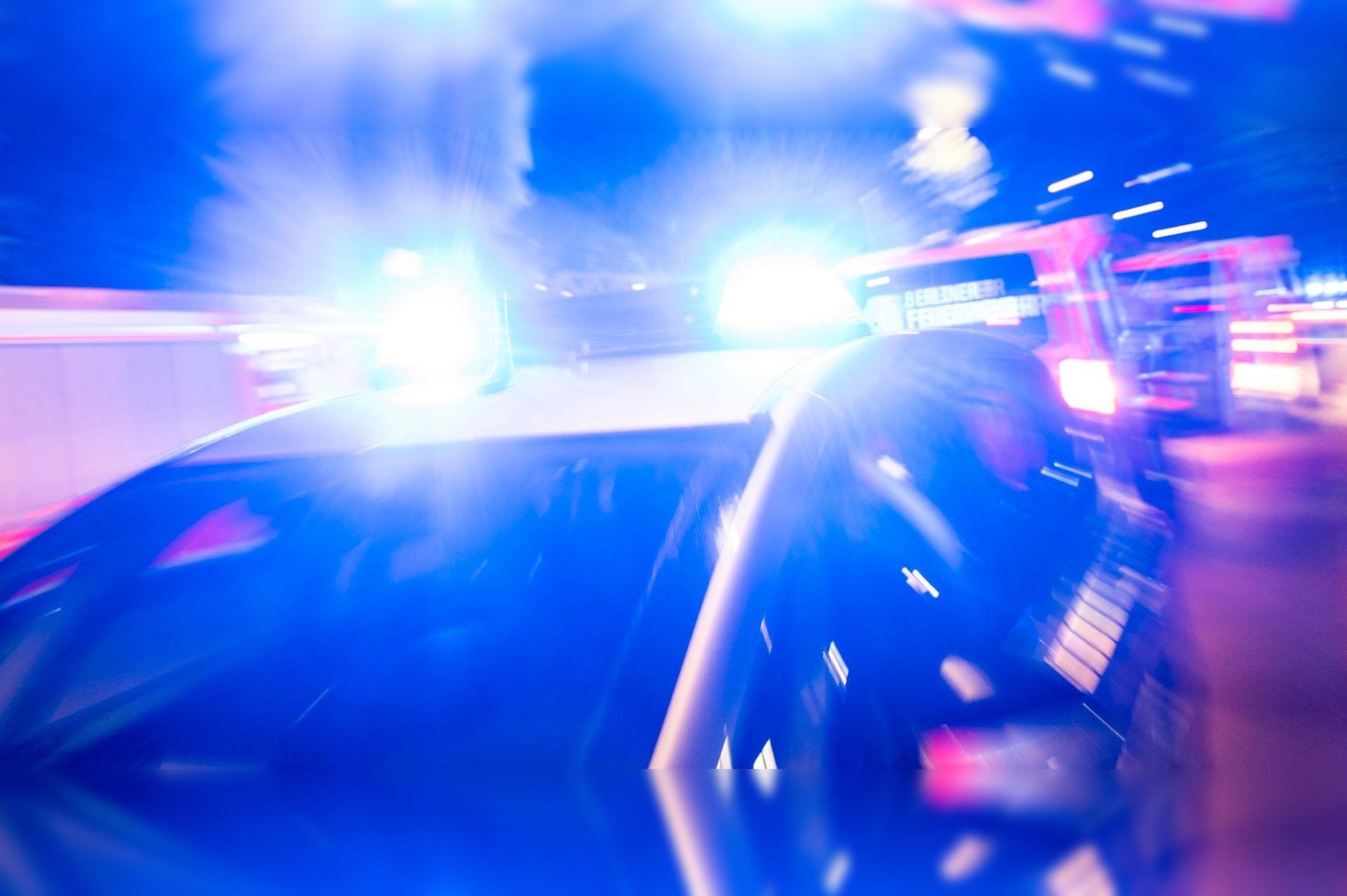 Ein Streifenwagen der Polizei steht mit Blaulicht an einem&nbsp;Einsatzort. (Bild: Christophe Gateau/dpa/Symbolbild)