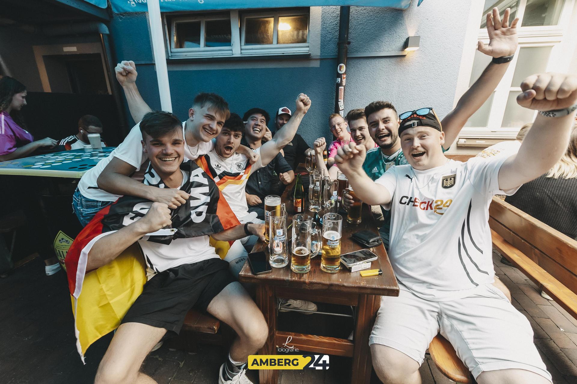 Die deutschen Fans hatten bis zum Ausscheiden des Teams Spaß und fieberten mit.  (Bild: Lolografie)