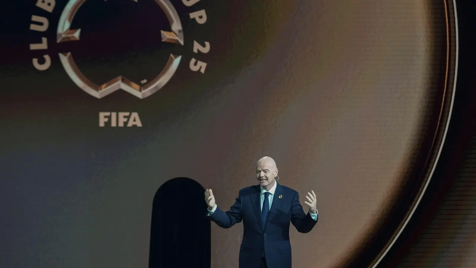 Club-WM: FIFA-Präsident Gianni Infantino spricht während der Auslosung für das Großevent. (Bild: Rebecca Blackwell/AP/dpa)