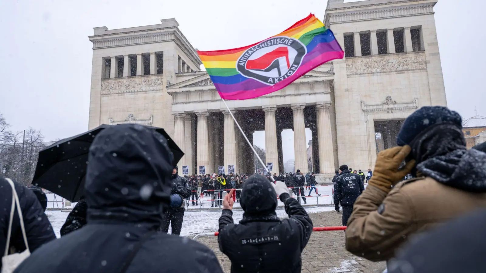 Die Polizei hielt die Teilnehmer der beiden Demonstrationen auf Abstand. (Bild: Pia Bayer/dpa)