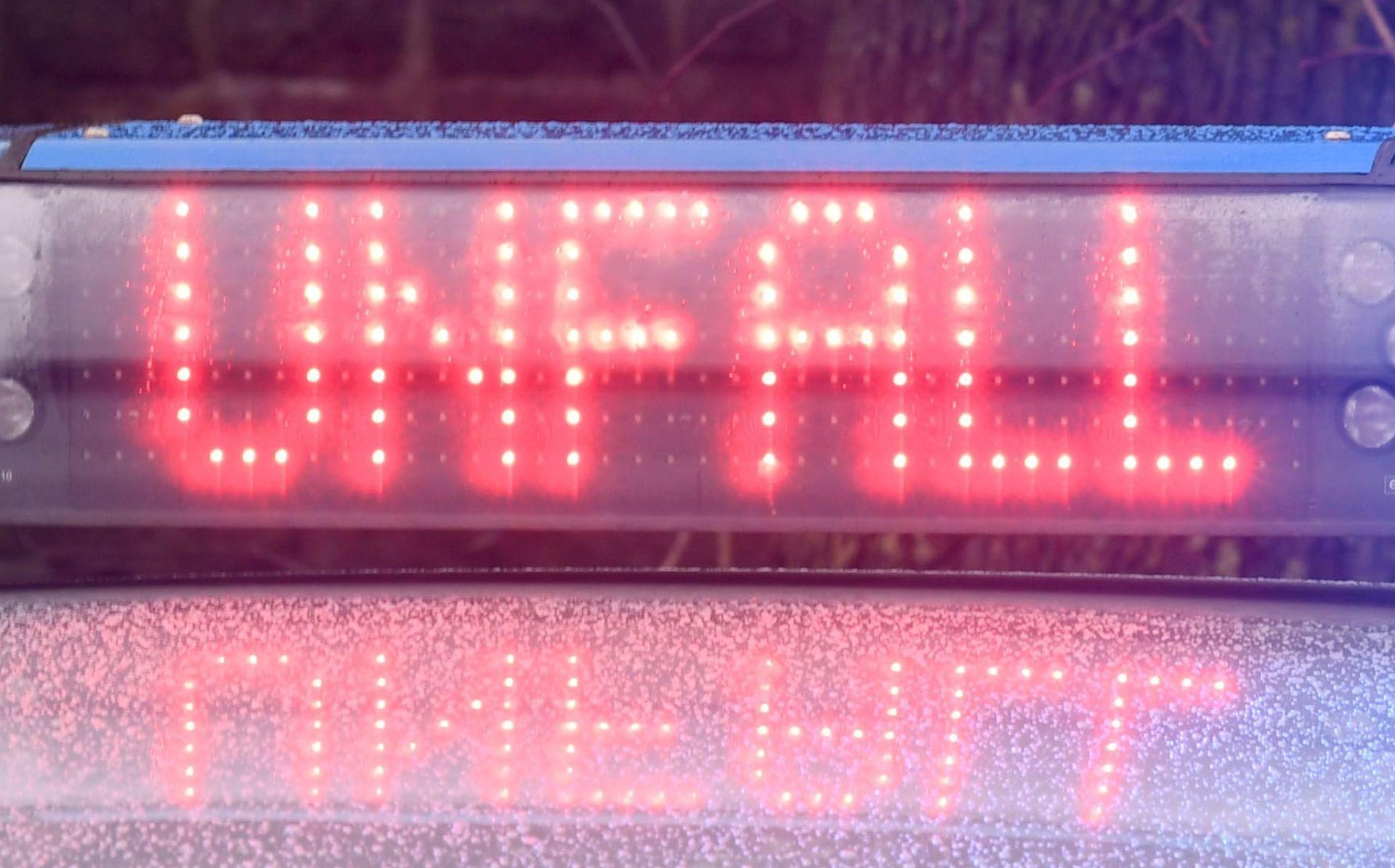 Die Bundesstraße 22 bei Altenstadt ist wegen eines Motorradunfalls gesperrt.  (Symbolbild: Carsten Rehder/dpa)