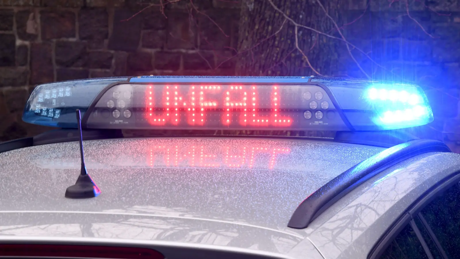 Die Bundesstraße 22 bei Altenstadt ist wegen eines Motorradunfalls gesperrt.  (Symbolbild: Carsten Rehder/dpa)