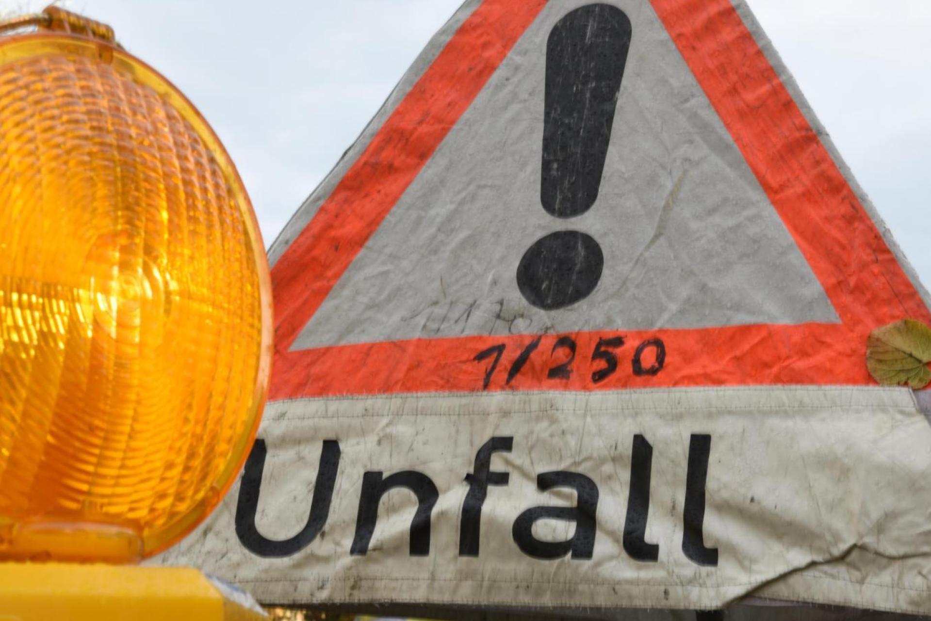 Auf der B 470 zwischen Weiden und der Abfahrt nach Parkstein passierte am Mittwoch ein Unfall zwischen einem Schulbus und einem Lkw. (Symbolbild: Patrick Seeger / dpa)
