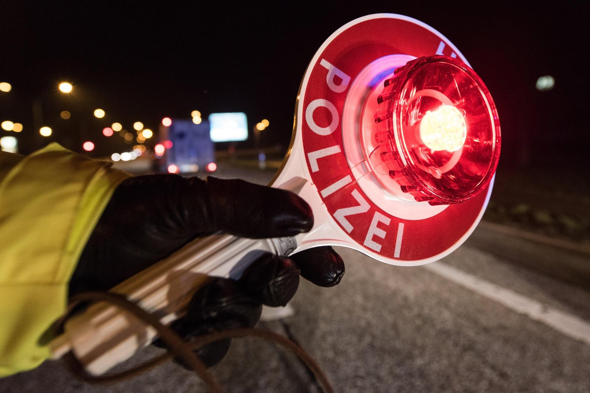 Einen brisanten Fund machte die Polizei bei einer Kontrolle auf der A6. (Symbolbild: Patrick Seeger)