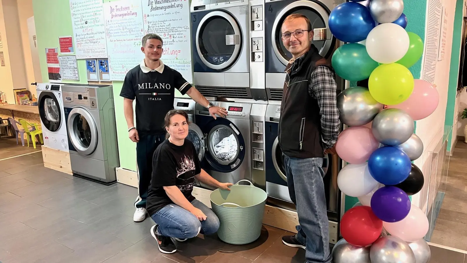Im neuen Waschsalon packt die ganze Familie mit Thomas, Ramona und Octavian Borbely (von links) an. (Bild: Gabi Schönberger)