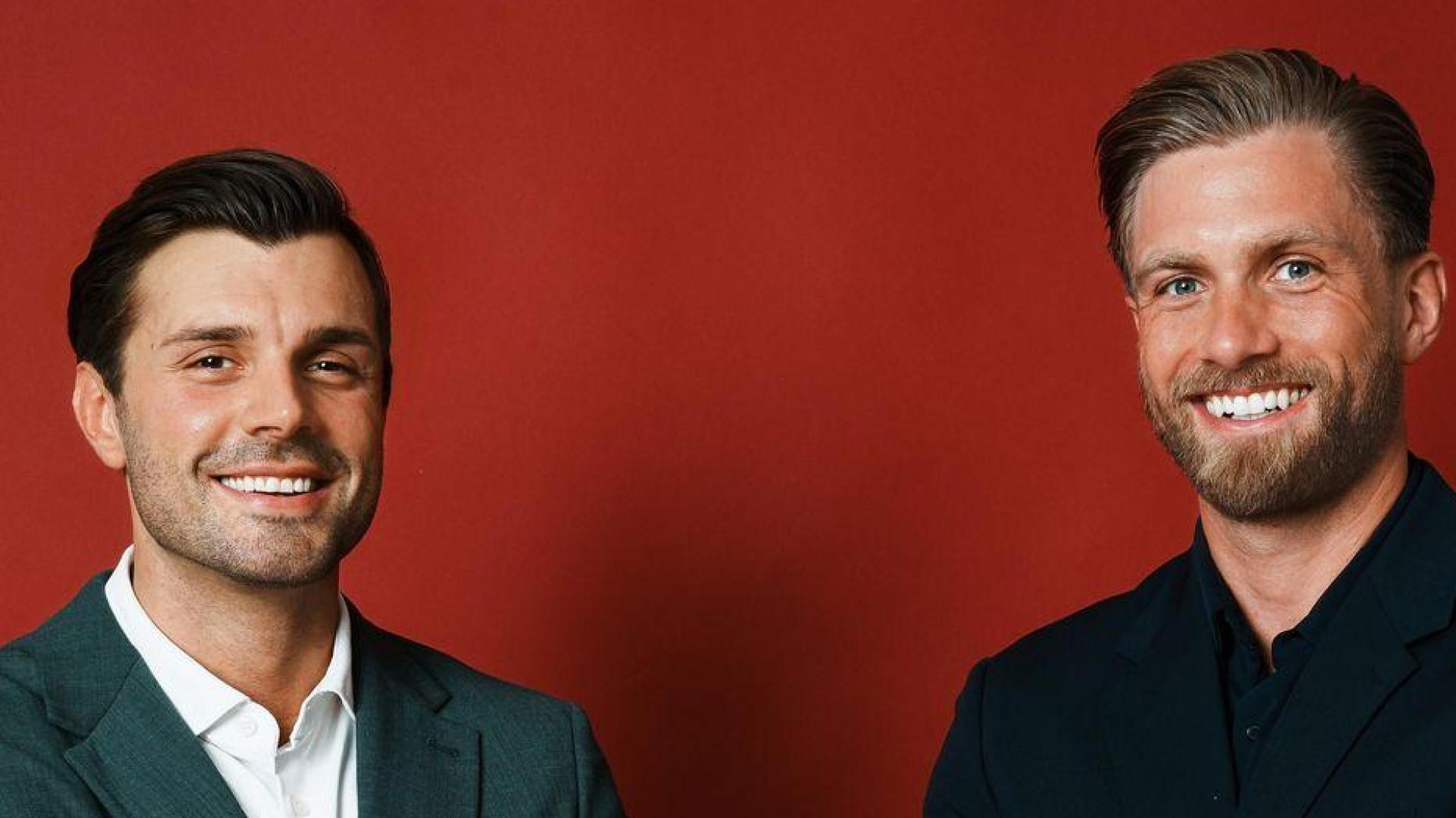 Tim Reitz (links) und Sebastian Paul sind die neuen „Bachelors“ von RTL.  (Bild: Lena-Luise Grellert/RTL/dpa)