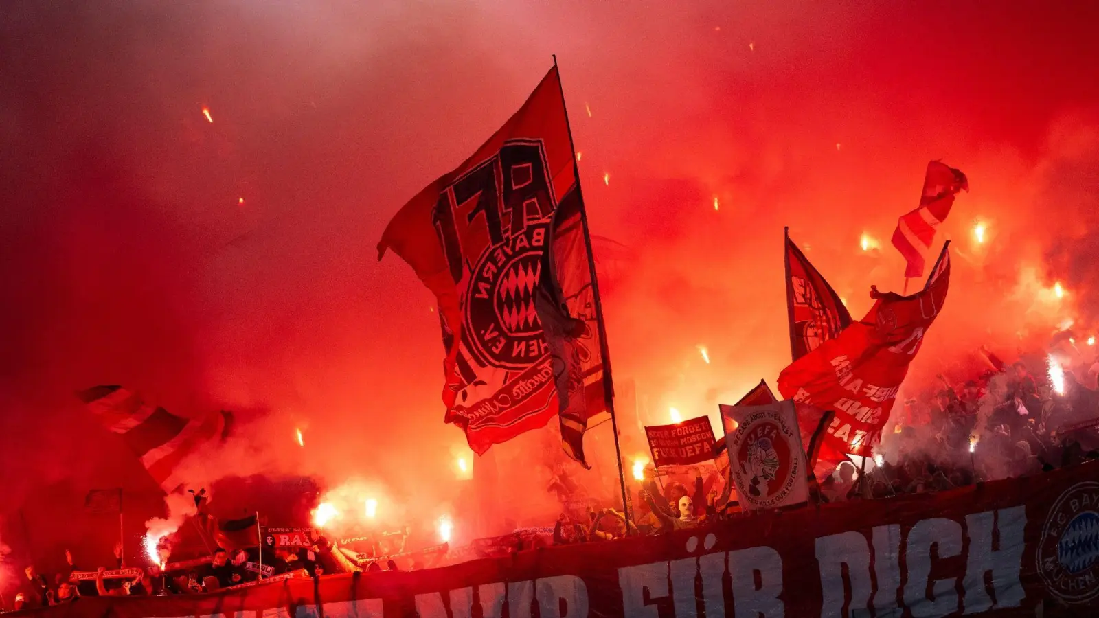 Fans von Bayern München schwenken Fahnen und brennen Pyrotechnik ab. (Bild: Sven Hoppe/dpa)