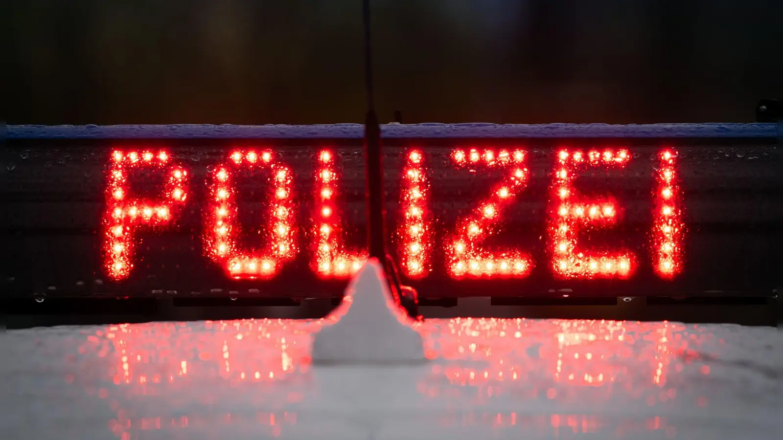 Ein 22-Jähriger verliert in Weiden die Kontrolle über sein Auto und prallt gegen einen Zaun.  (Symbolbild: Petra Hartl)