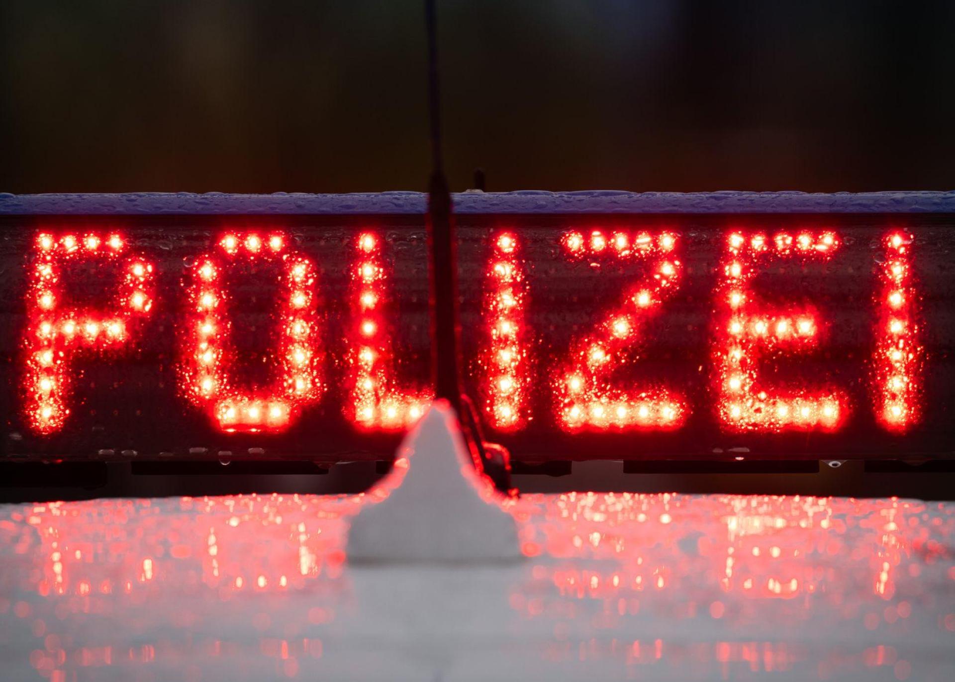 Obwohl er noch versuchte, der Polizei zu entkommen, wurde ein 25-Jähriger beim Fahren ohne Führerschein erwischt. (Bild: Petra Hartl)