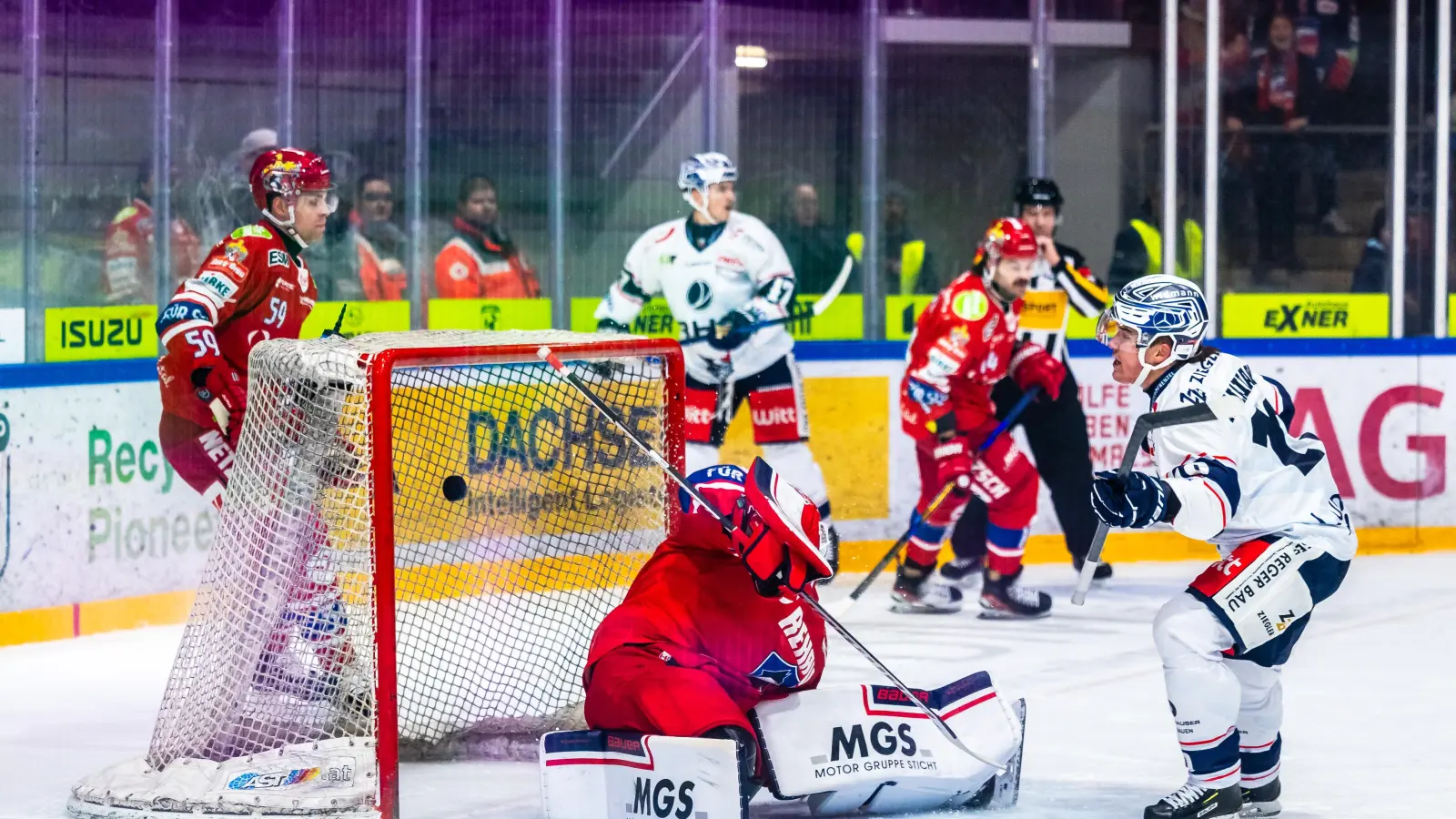 Marat Khaidarov (rechts) trifft in dieser Szene zum ersten Mal im Trikot der Blue Devils Weiden zur zwischenzeitlichen 3:1-Führung. (Bild: Tobias Neubert)