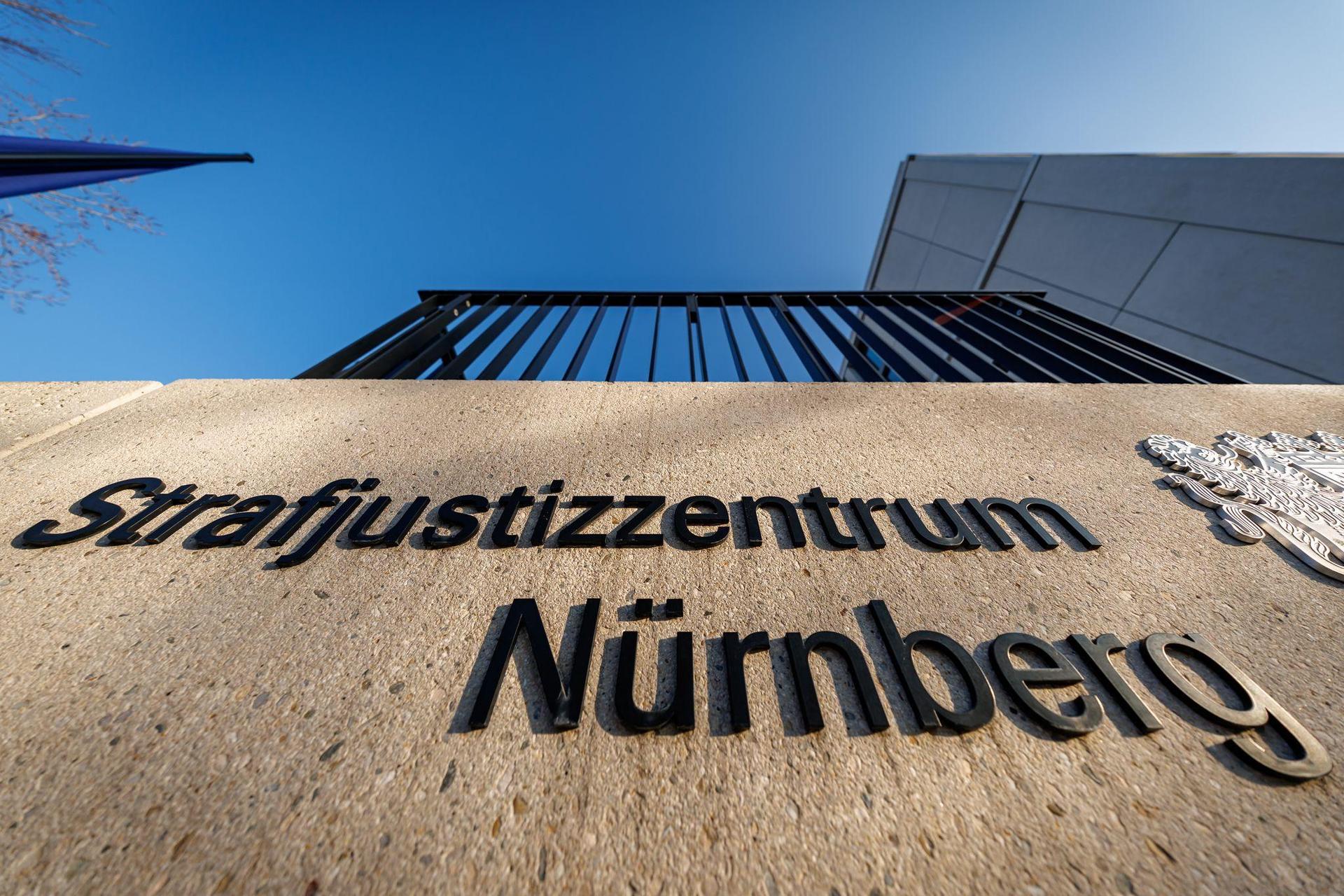 Wegen eines Mordes im Alter von 15 Jahren ist ein junger Mann in Nürnberg zu neuneinhalb Jahren Jugendstrafe verurteilt worden. (Symbolbild) (Bild: Daniel Karmann/dpa)