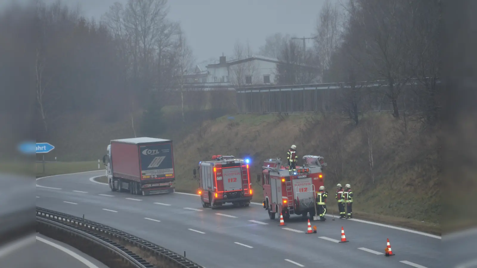 Auf der Abbiegespur der Anschlussstelle Vohenstrauß-Ost hielt der LKW, aus dem starker Rauch aufstieg, an. Ein Motorschaden war der Grund.  (Bild: dob)