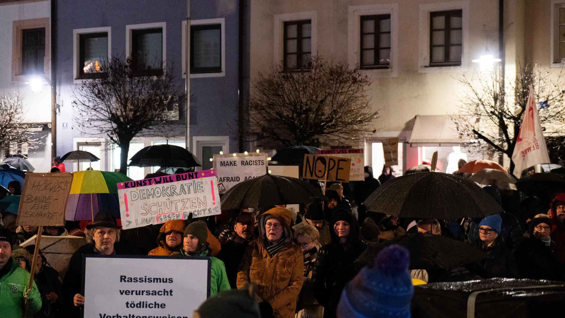 Bei der Demo gegen Rechts haben sich tausende Menschen zu einem Protestmarsch durch Weiden versammelt. (Bild: knz)
