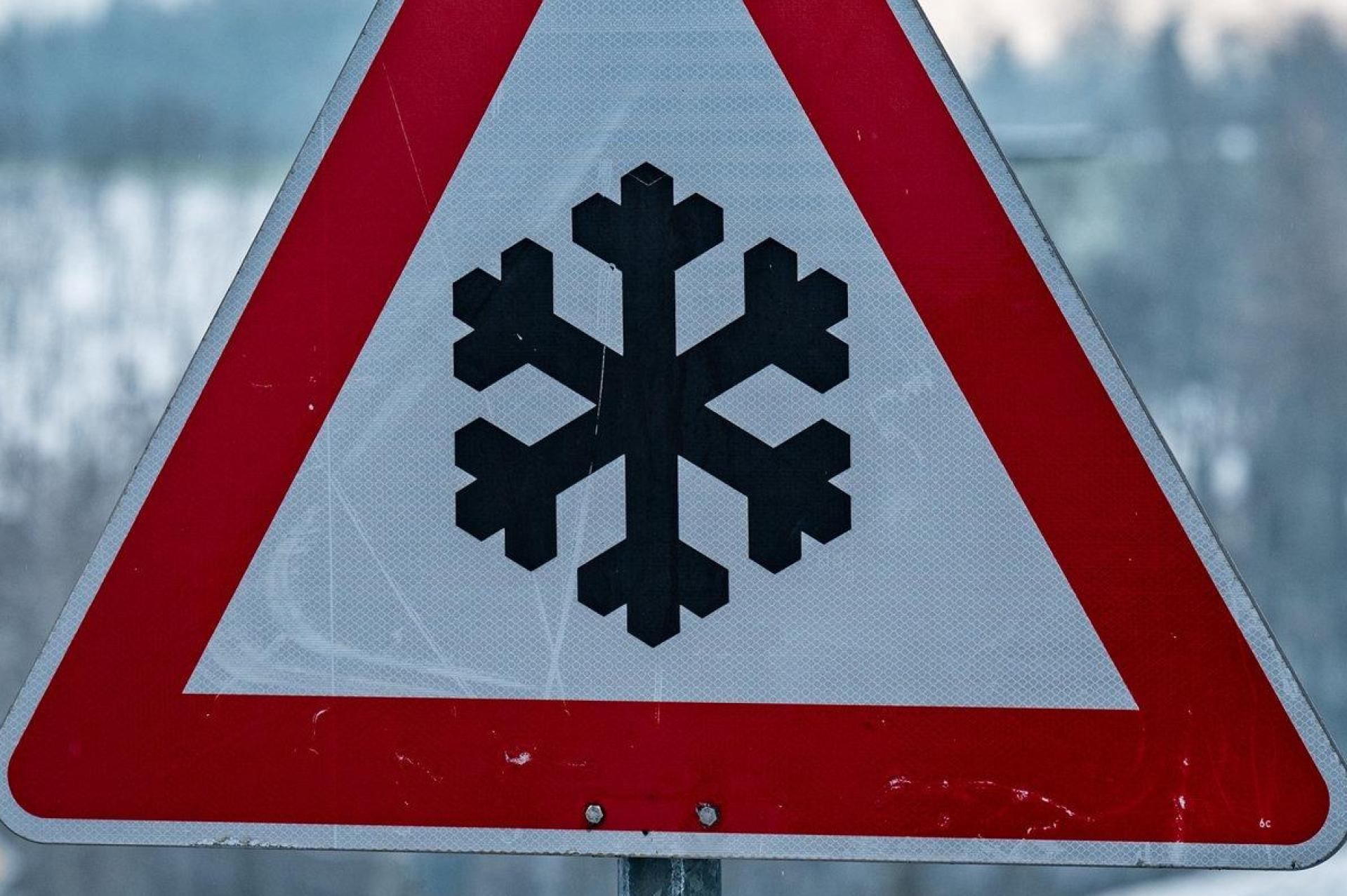 Glätte hat am Mittwoch zu einem Unfall auf der B 15 bei Störnstein geführt.  (Symbolbild: Armin Weigel / dpa)