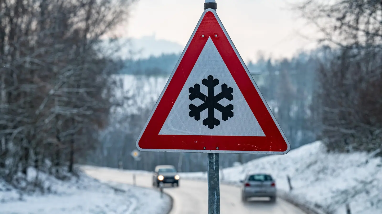 Glätte hat am Mittwoch zu einem Unfall auf der B 15 bei Störnstein geführt.  (Symbolbild: Armin Weigel / dpa)