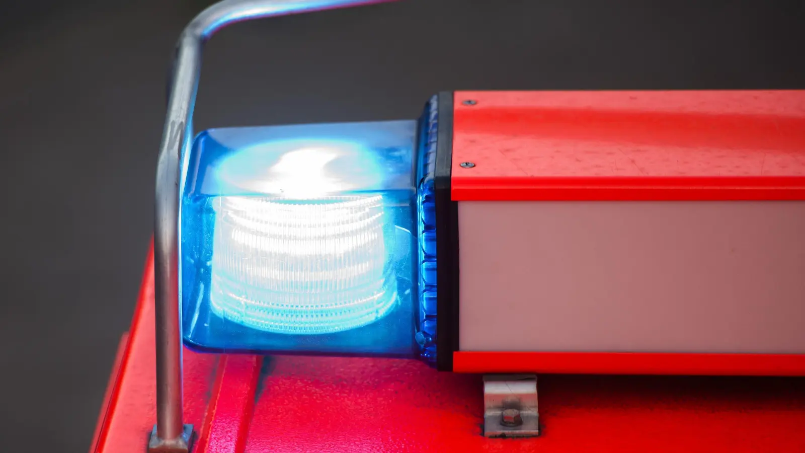 Die Weidener Feuerwehr rückte am Dienstagabend zum Hammerweg aus. (Symbolbild: Daniel Bockwoldt / dpa)