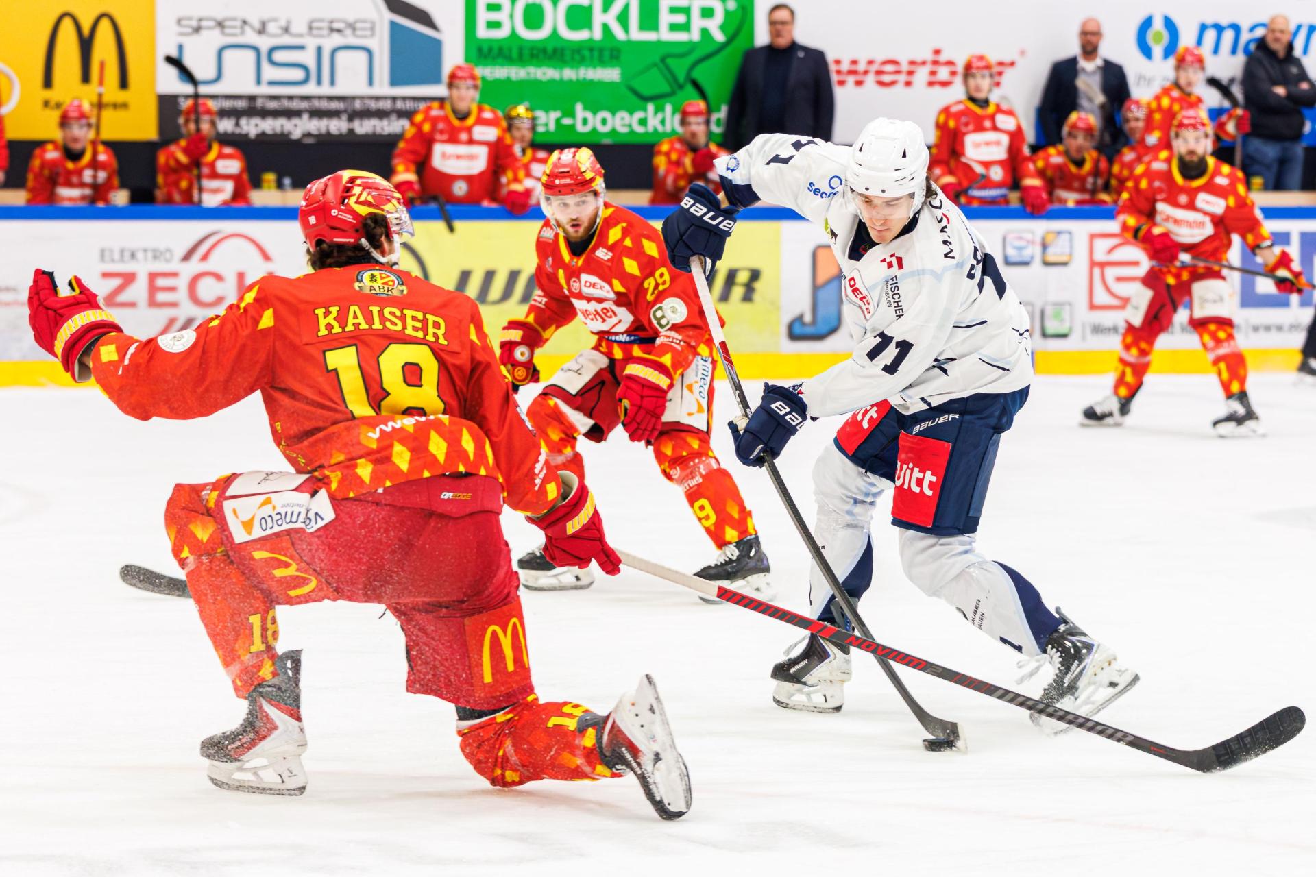 Cedric Schiemenz (weißes Trikot) beim Abschluss, doch dieser Versuch verfehlte das Tor des ESV Kaufbeuren.  (Bild: Werner Moller)