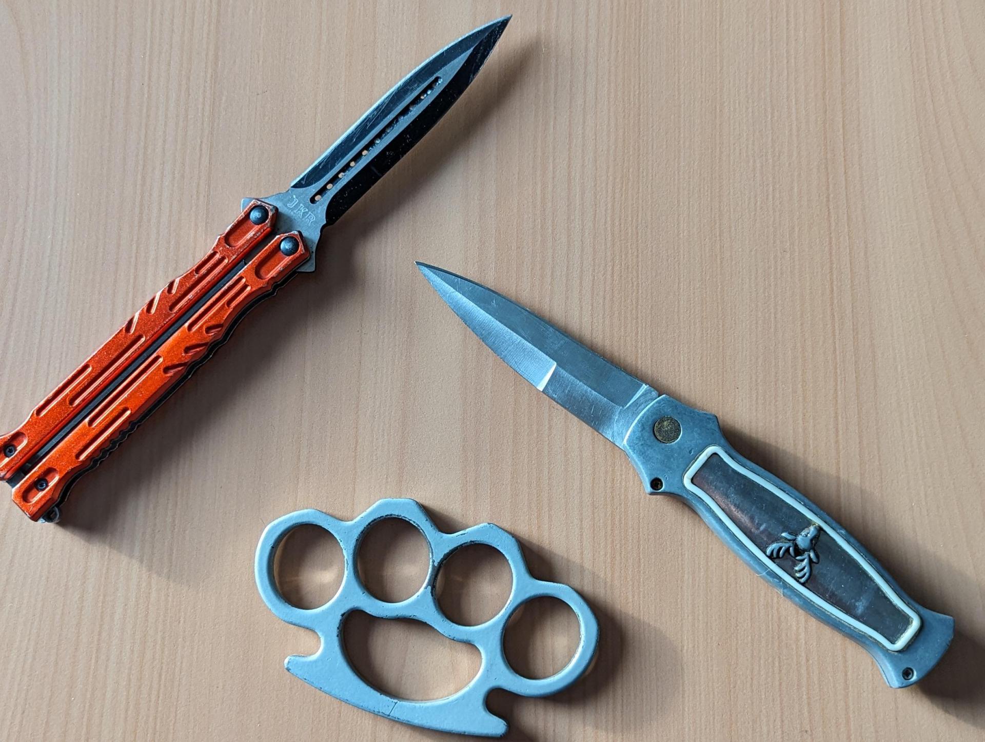 Bundespolizisten haben am Wochenende bei Kontrollen an der Grenze diese verbotenen Waffen konfisziert. (Bild: Bundespolizei/exb)