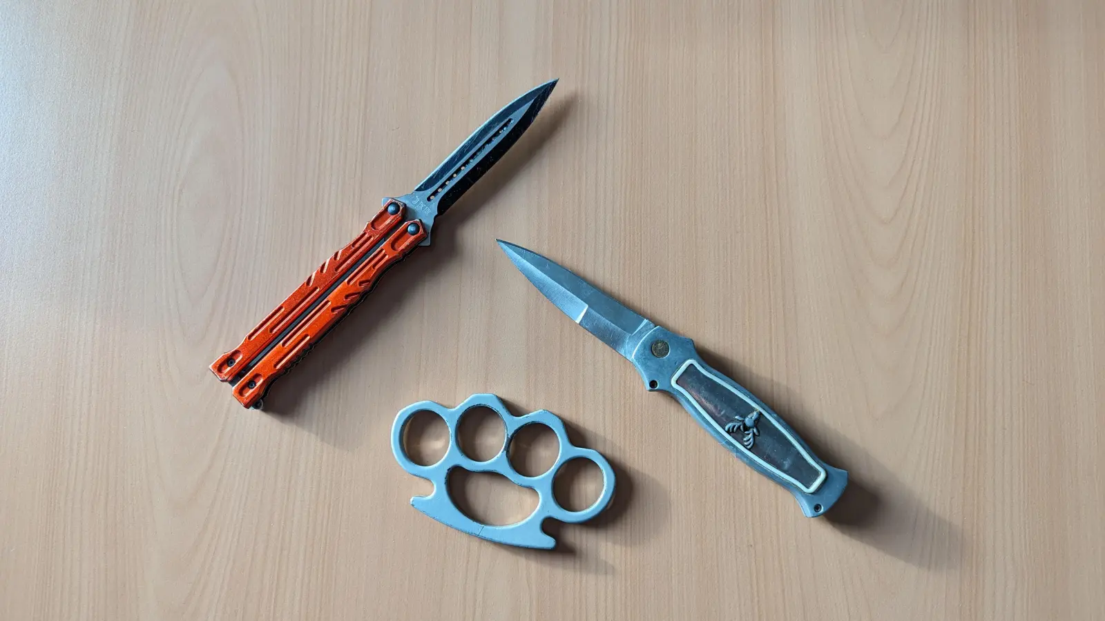 Bundespolizisten haben am Wochenende bei Kontrollen an der Grenze diese verbotenen Waffen konfisziert. (Bild: Bundespolizei/exb)