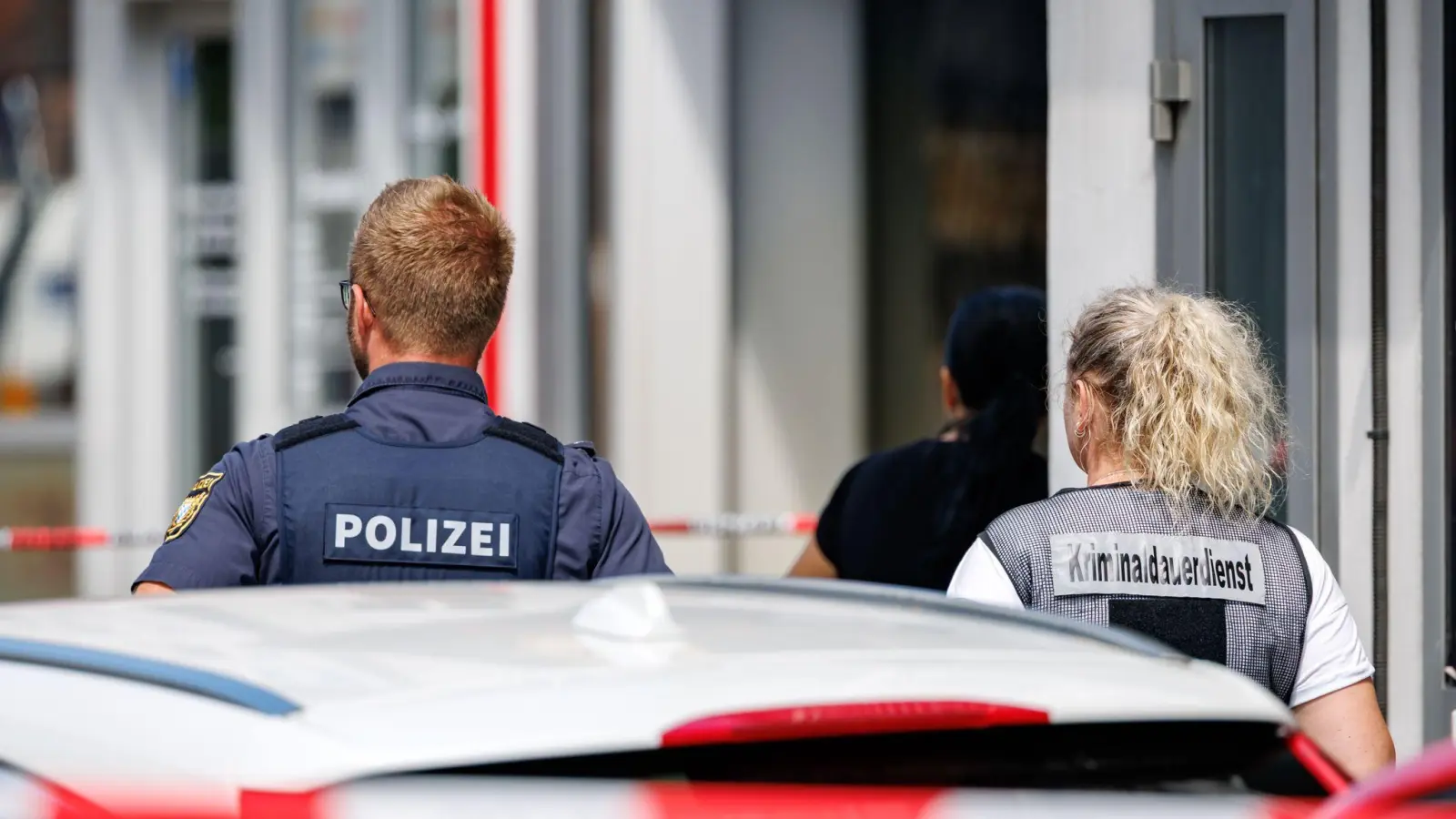 Wie kam es zu dem Streit? Wieso war der Mann mit einem Messer bewaffnet? Noch sind viele Fragen offen.  (Bild: -/dpa)