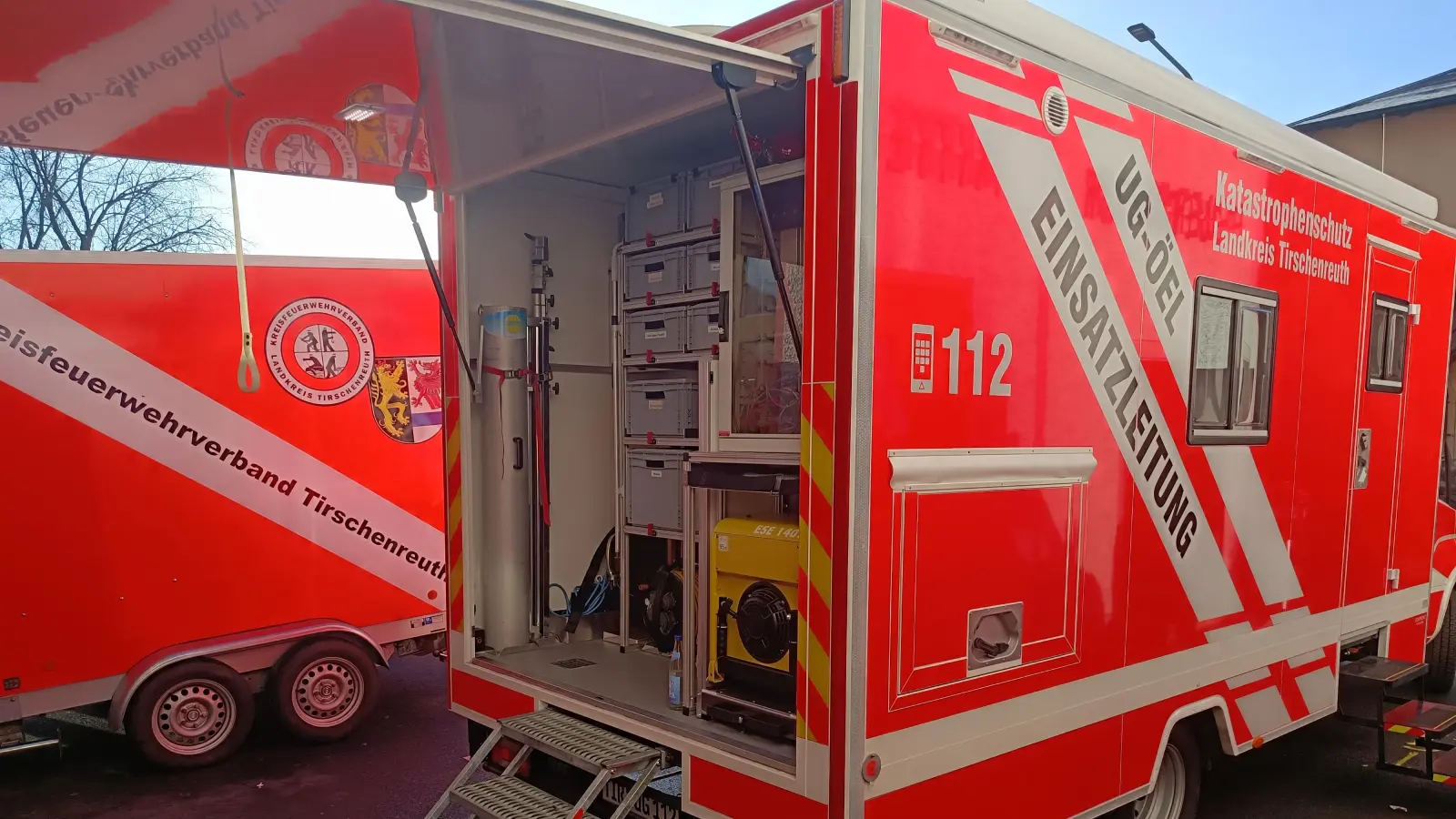 Einsatzkräfte von Feuerwehr, Polizei, Rettungsdienst und Wasserwacht suchten nach einem 65-jährigen Mann in Mitterteich, der seit Dienstagabend vermisst wurde.  (Bild: nic)