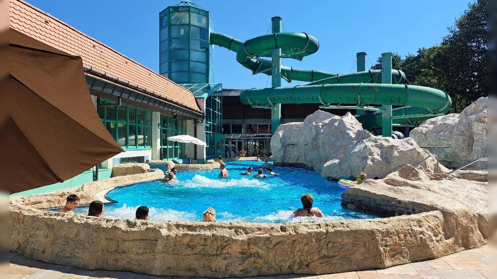 Auch bei hochsommerlichen Temperaturen kommen zahlreiche Besucher in der Weidener Thermenwelt.  (Bild: Jessica Fechner)