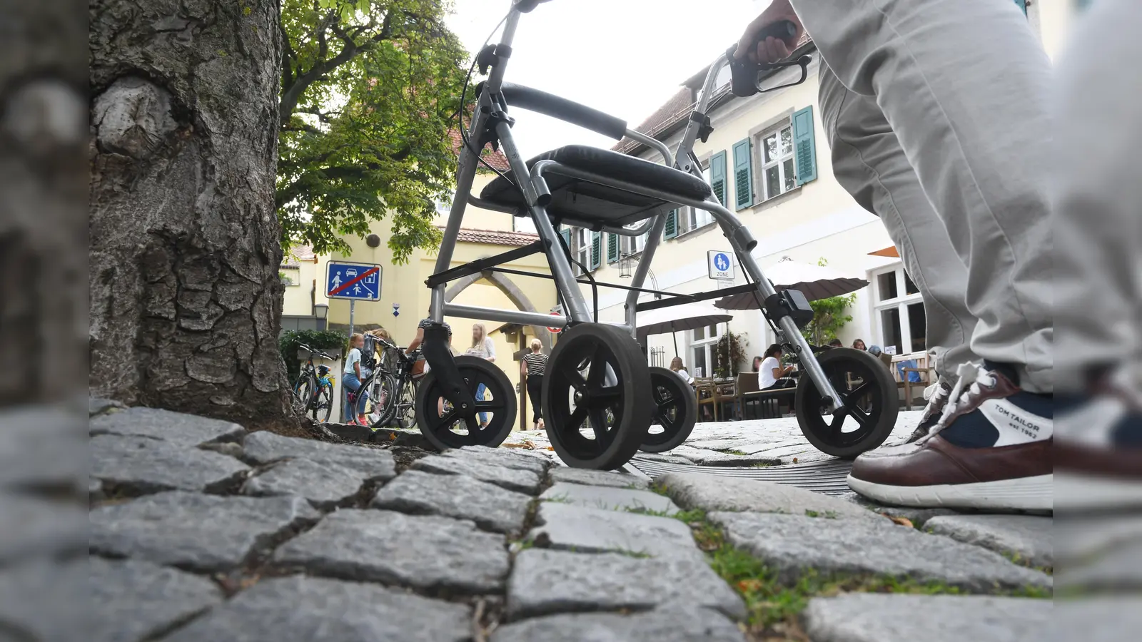 Ein 90-jähriger Mann, der mit seinem Rollator unterwegs war, wurde in Weiden von einem rückwärtsfahrenden Lastwagen angefahren. Die Polizei sucht Zeugen. (Symbolbild: Gabi Schönberger)