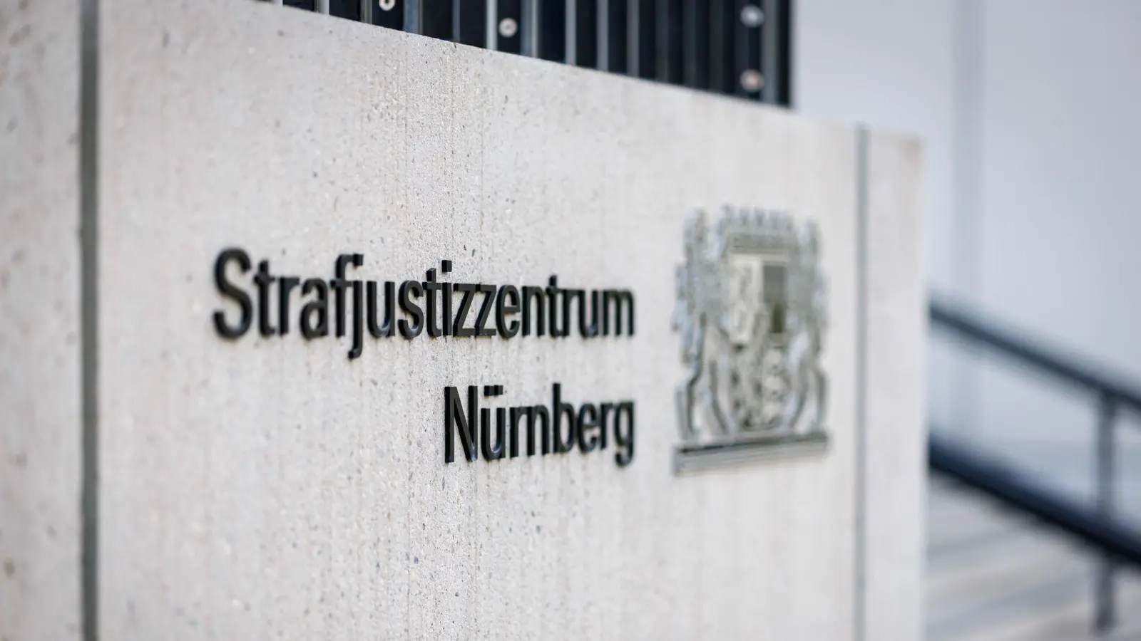 Ein 17-Jähriger ist von der Jugendkammer des Landgerichts Nürnberg-Fürth wegen Totschlags verurteilt worden. (Symbolbild) (Bild: Daniel Karmann/dpa)
