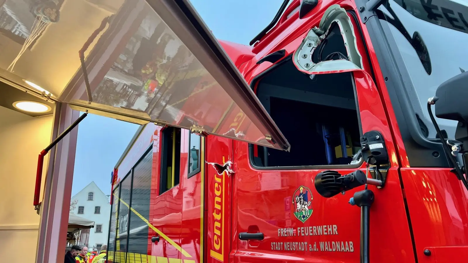 Am Feuerwehrfahrzeug sind Schäden nach dem Unfall zu sehen.  (Bild: Gabi Schönberger)