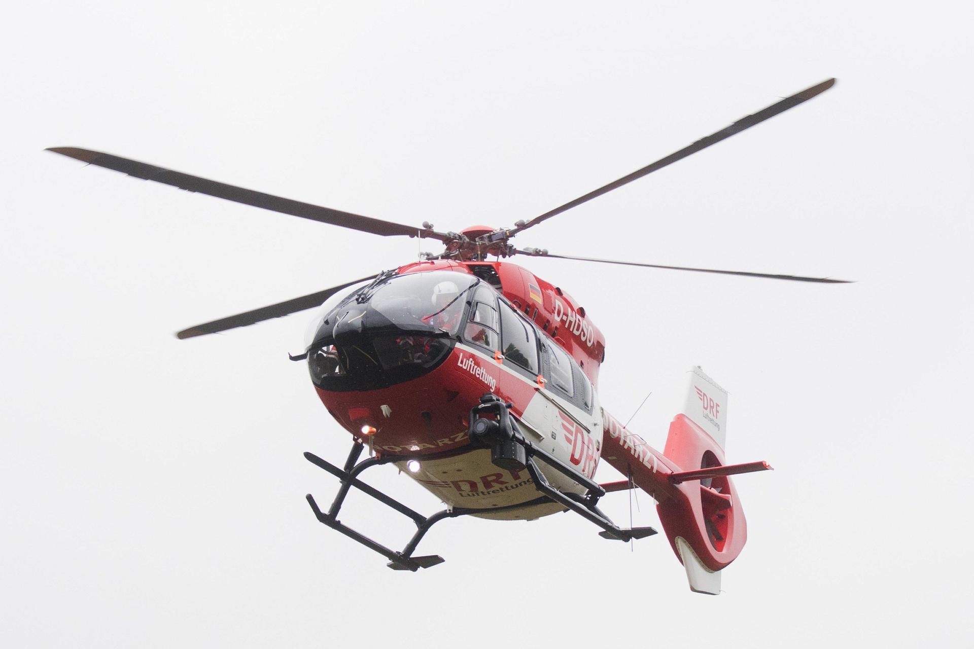 Ein Hubschrauber der Luftrettung im Einsatz. In Kirchenthumbach erlitt ein Mann nach einer Verpuffung schwere Brandverletzungen.  (Symbolbild: Julian Stratenschulte/dpa)