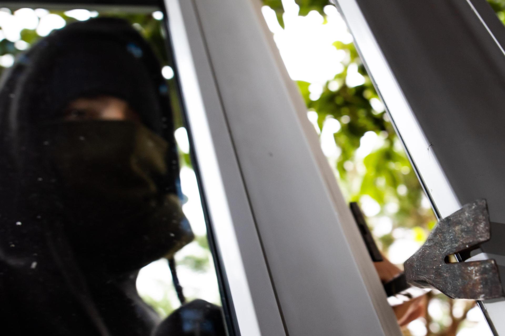 Ein bislang unbekannter Täter beschädigt eine Fensterscheibe in Leuchtenberg.  (Symbolbild: Philipp von Ditfurth)