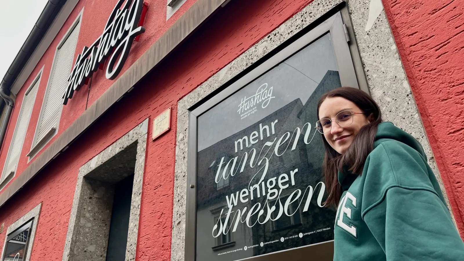 Lena Kappl steht schon lange hinter der „Hashtag”-Theke und kennt den Club bestens. Sie freut sich, dass sich die meisten Gäste an die Regeln halten. (Bild: Gabi Schönberger)