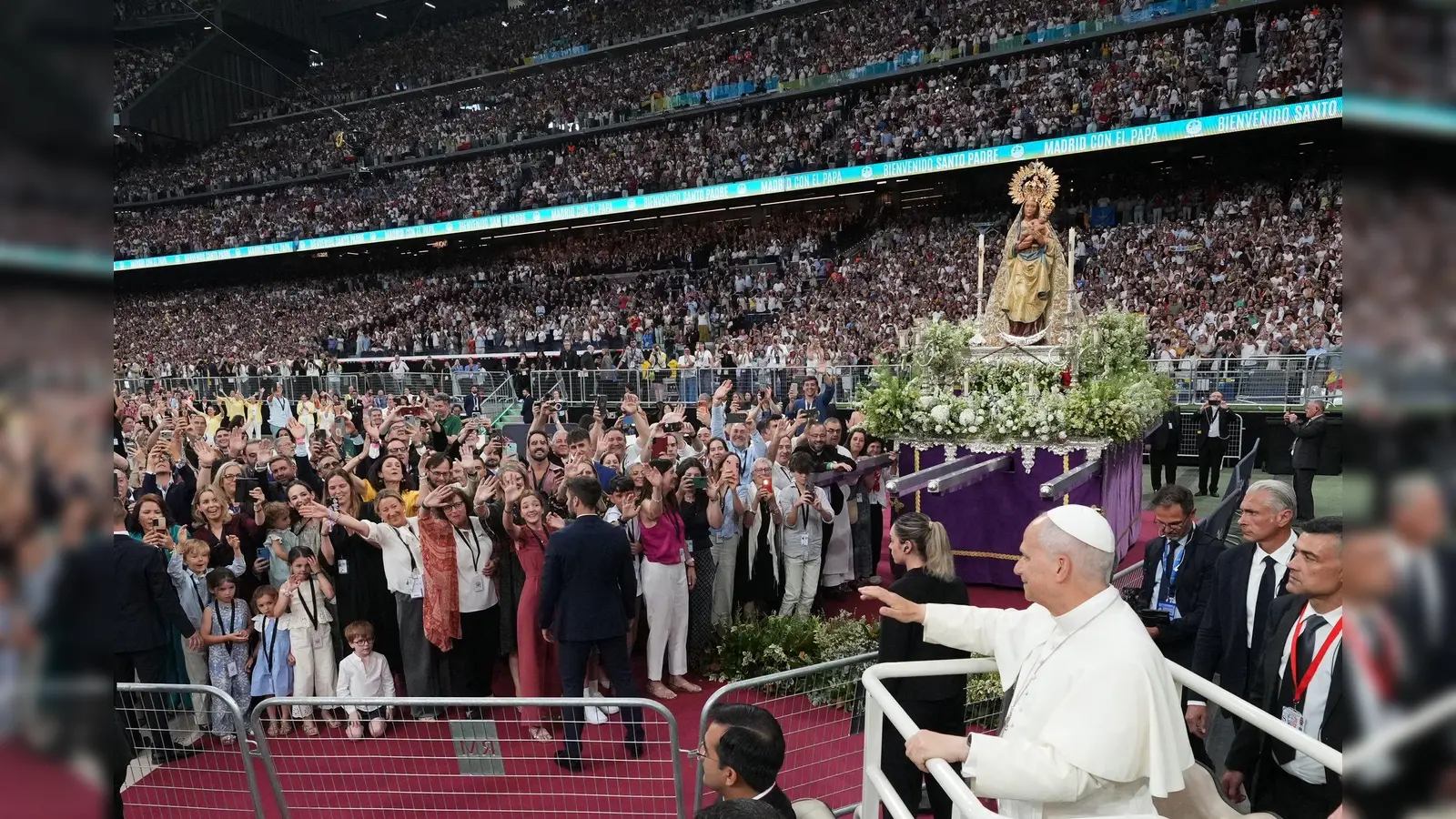 Der Papst hat im Bernabéu auch andere Prominente privat getroffen. (Bild: Andrea Comas/AP/dpa)