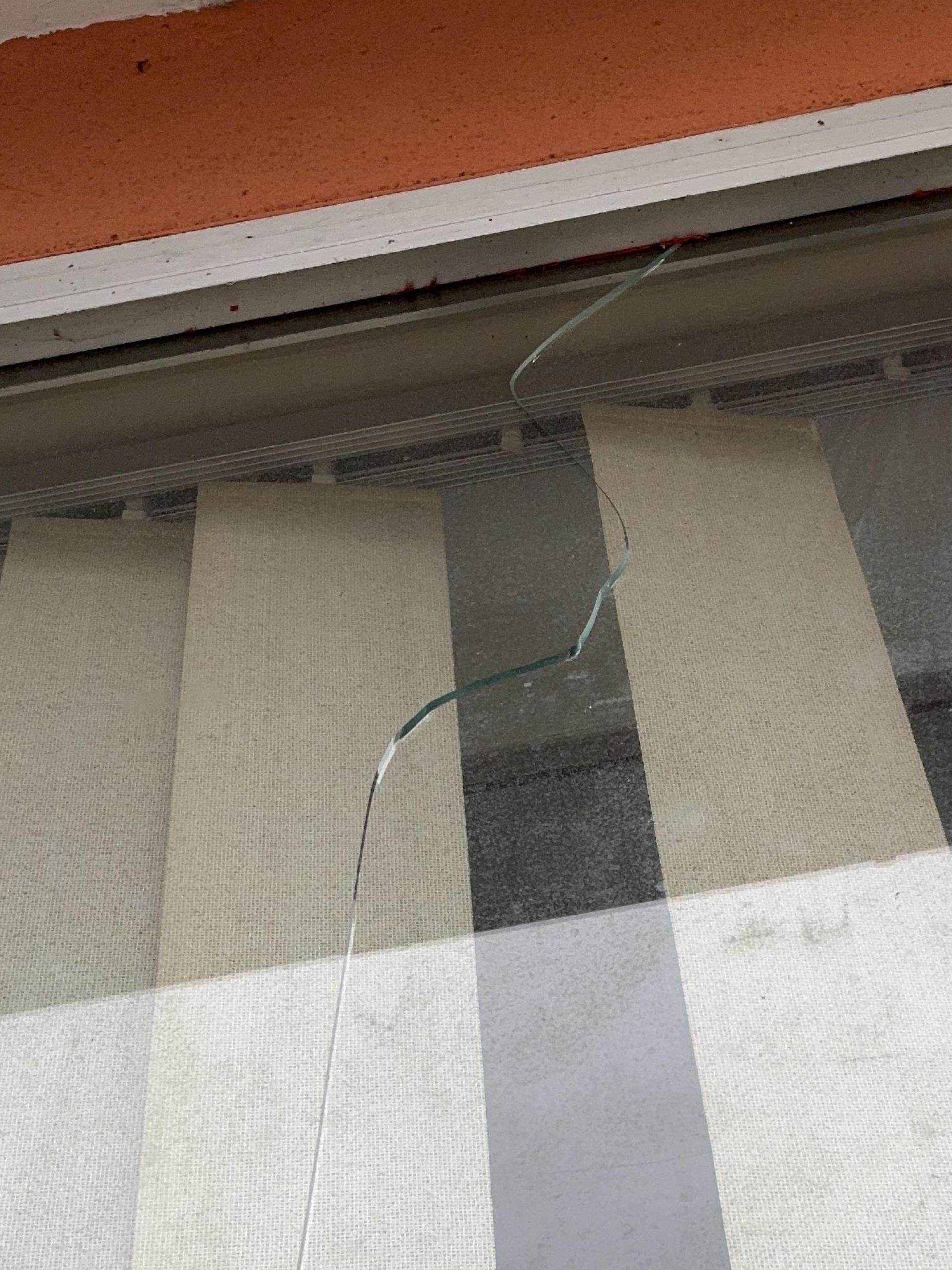 Der Riss in der Schaufensterscheibe einer Fahrschule in Windischeschenbach. (Bild: Franz, PHK, PI Neustadt a.d.Waldnaab)