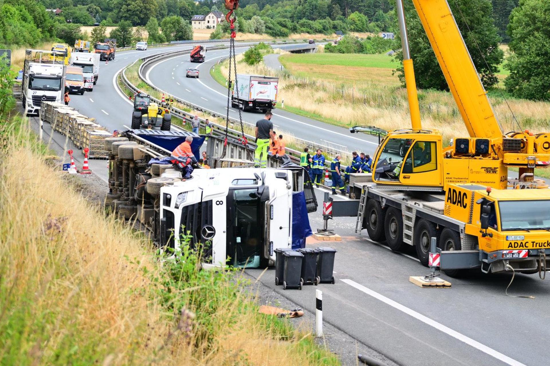 Ein Lastwagen mit fast dreitausend Masthähnchen ist bei Schönwald im Landkreis Wunsiedel von der A 93 abgekommen. (Bild: Matthias Merz)