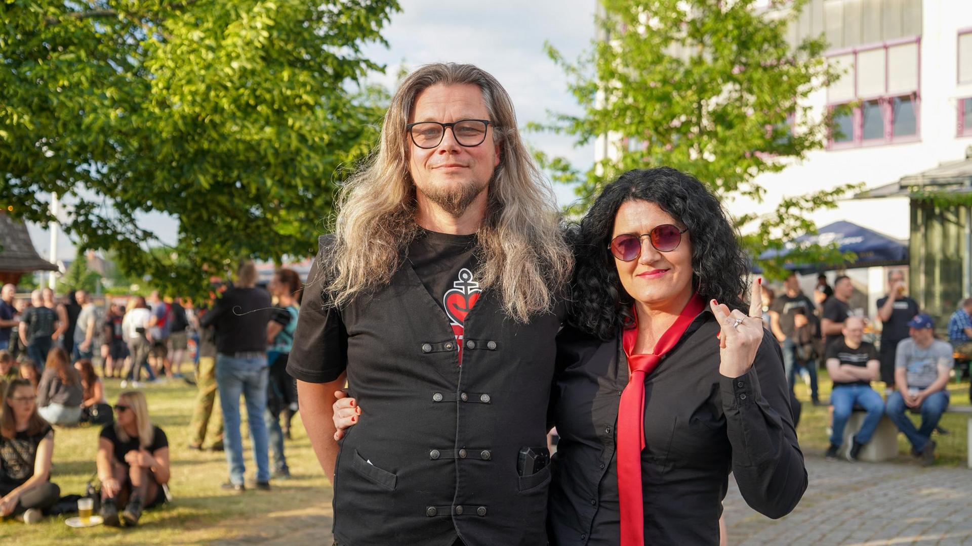 Die Rammstein-Coverband „Stahlzeit” heizt am dritten Tag des Campus Open Air dem Publikum ordentlich ein. (Bild: scm)