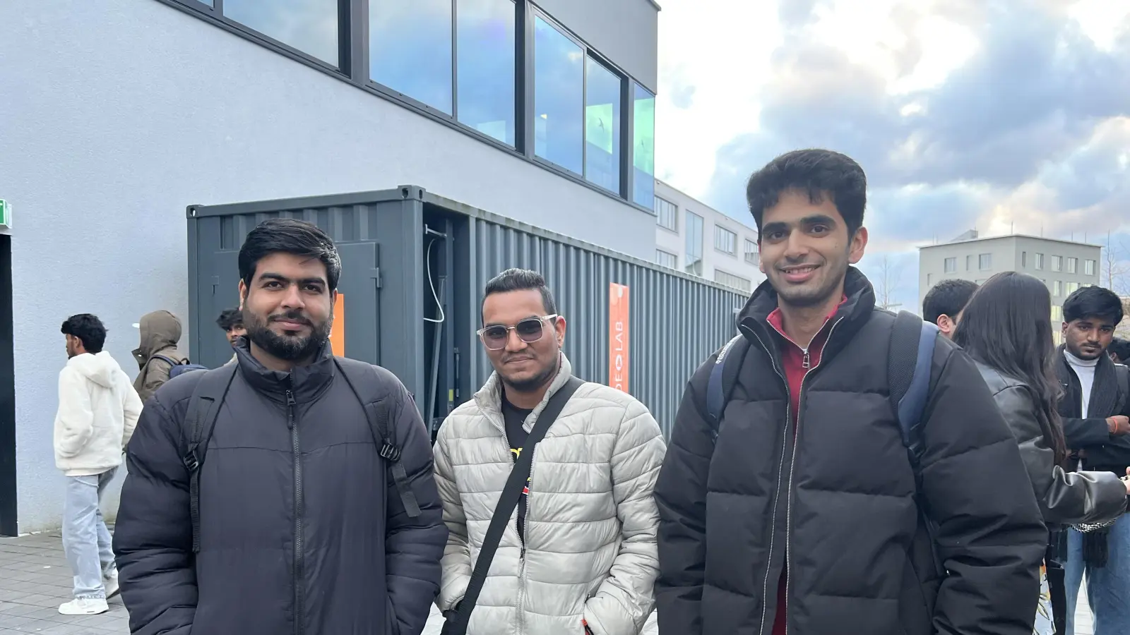 Von links: Muhammad Aqib, Adrian Dsouza und Tanveer Aman sind aus Pakistan zum Studieren nach Weiden gekommen. (Bild: Theresa Kotz)