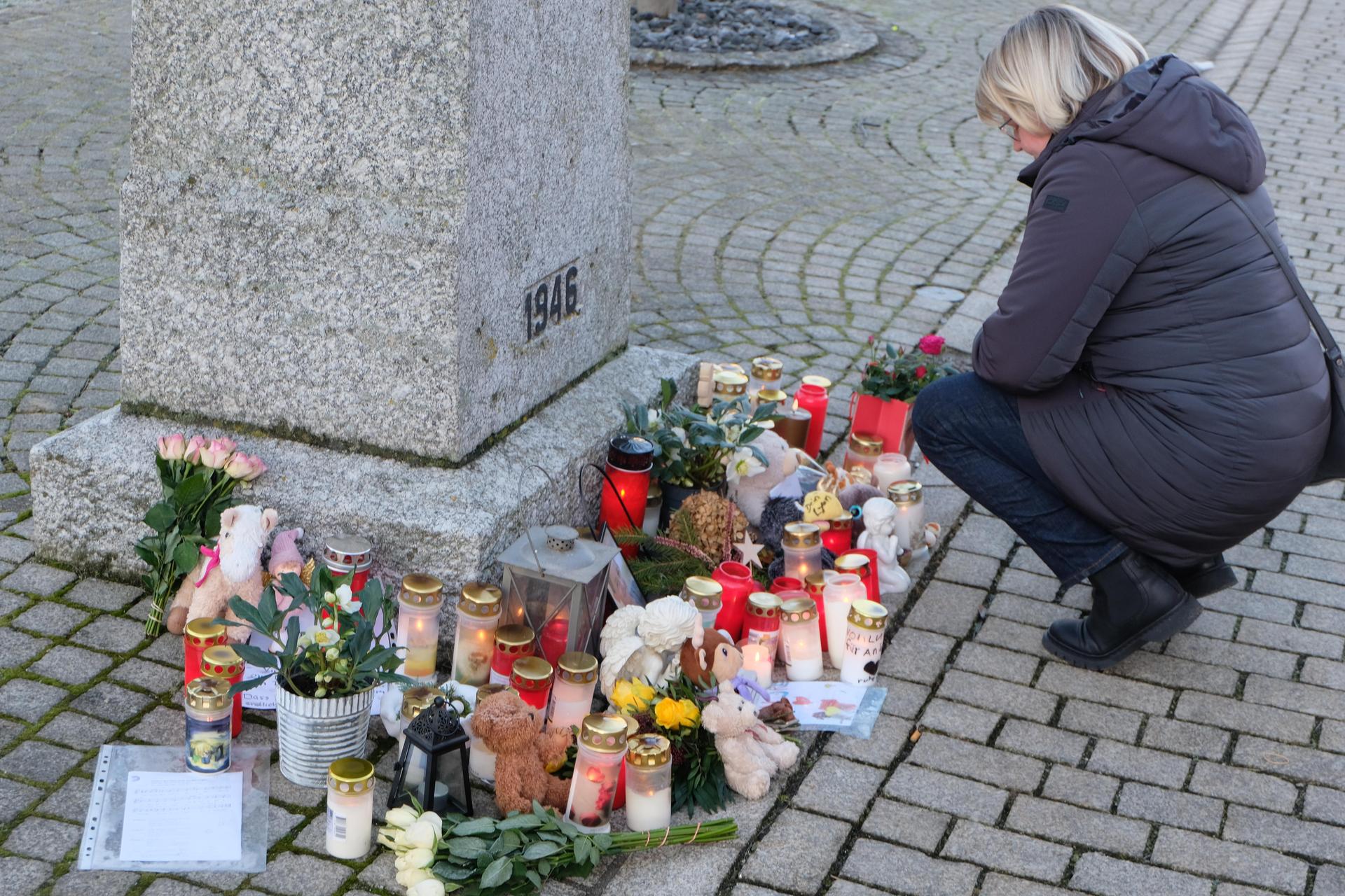 Zur Trauer- und Gedenkstätte für den Neunjährigen, der bei dem Attentat am Weihnachtsmarkt in Magdeburg umkam, wurde in Floß die Marktsäule mitten im Herzen des Ortes.  (Bild: le)
